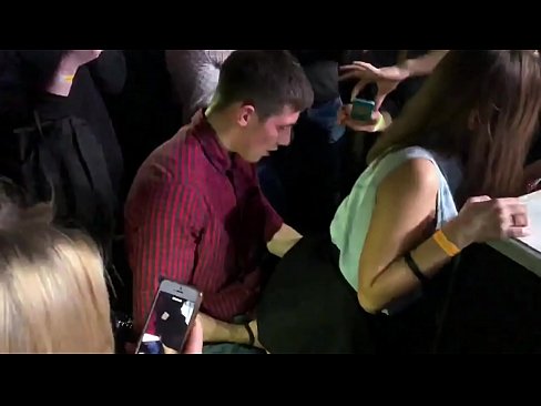 ❤️ Alvöru kynlíf á rússneskum næturklúbbi. 18 ára rússnesk stúlka í endaþarmsopi og leggöngum fokið á næturklúbbi ❤️❌ Kynlífsmyndband á klám is.eviewporn.ru ﹏